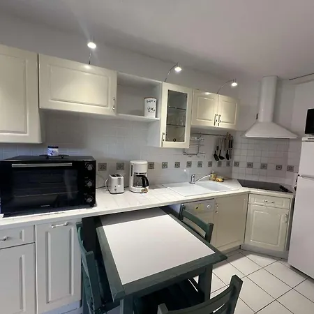 Pavillon 2 Pièces Avec Terrasse, Piscine Et Parking à 600m De La - Fr-1-701-92 Appartement