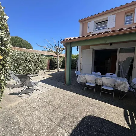 Pavillon 2 Pieces Avec Terrasse, Piscine Et Parking A 600m De La - Fr-1-701-92 Vendres